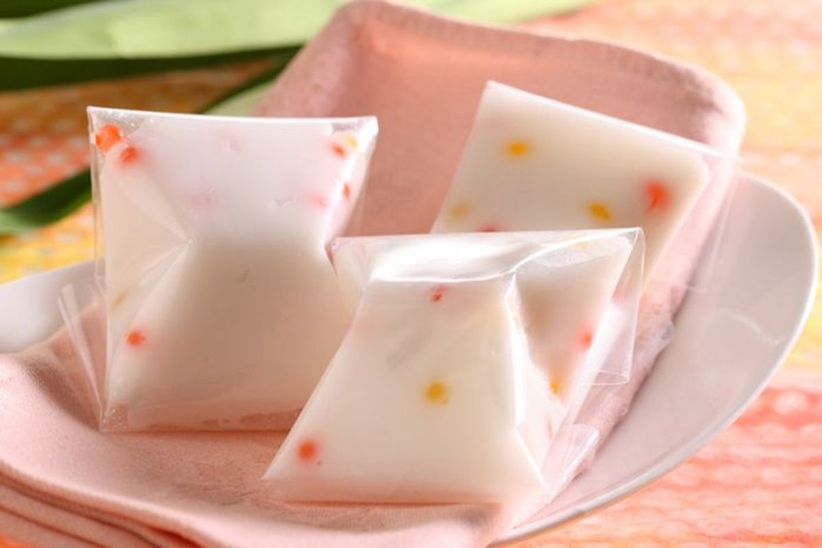 Ilustrasi cantik manis jeli, kue basah kekinian ala Sajian Sedap. 