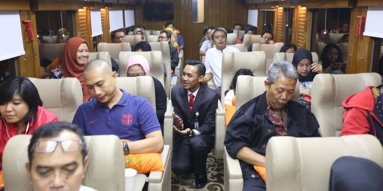 Suasana di dalam gerbong kereta api wisata priority saat perjalanan dari Jakarta menuju Jogjakarta, Jumat (4/8/2017). Kereta wisata kelas priority ini memiliki fasilitas antara lain Audio Visual On Demain (AVOD) di setiap kursi penumpang, Mini Bar, TV 52 Inch, Crew Khusus, Toilet Khusus dan Kursi yang lebih nyaman dari kelas eksekutif, harga tiket mulai dari Rp 750.000 sudah termasuk jasa restorasi 1x makan dan minum.