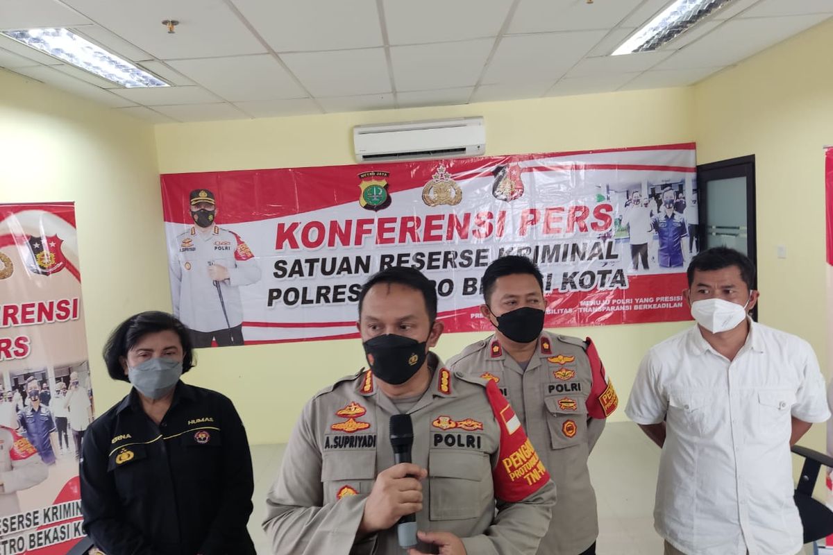 Kapolres Metro Bekasi Kota, merilis kasus peredaran uang palsu di wilayahnya, Rabu (8/12/2021)