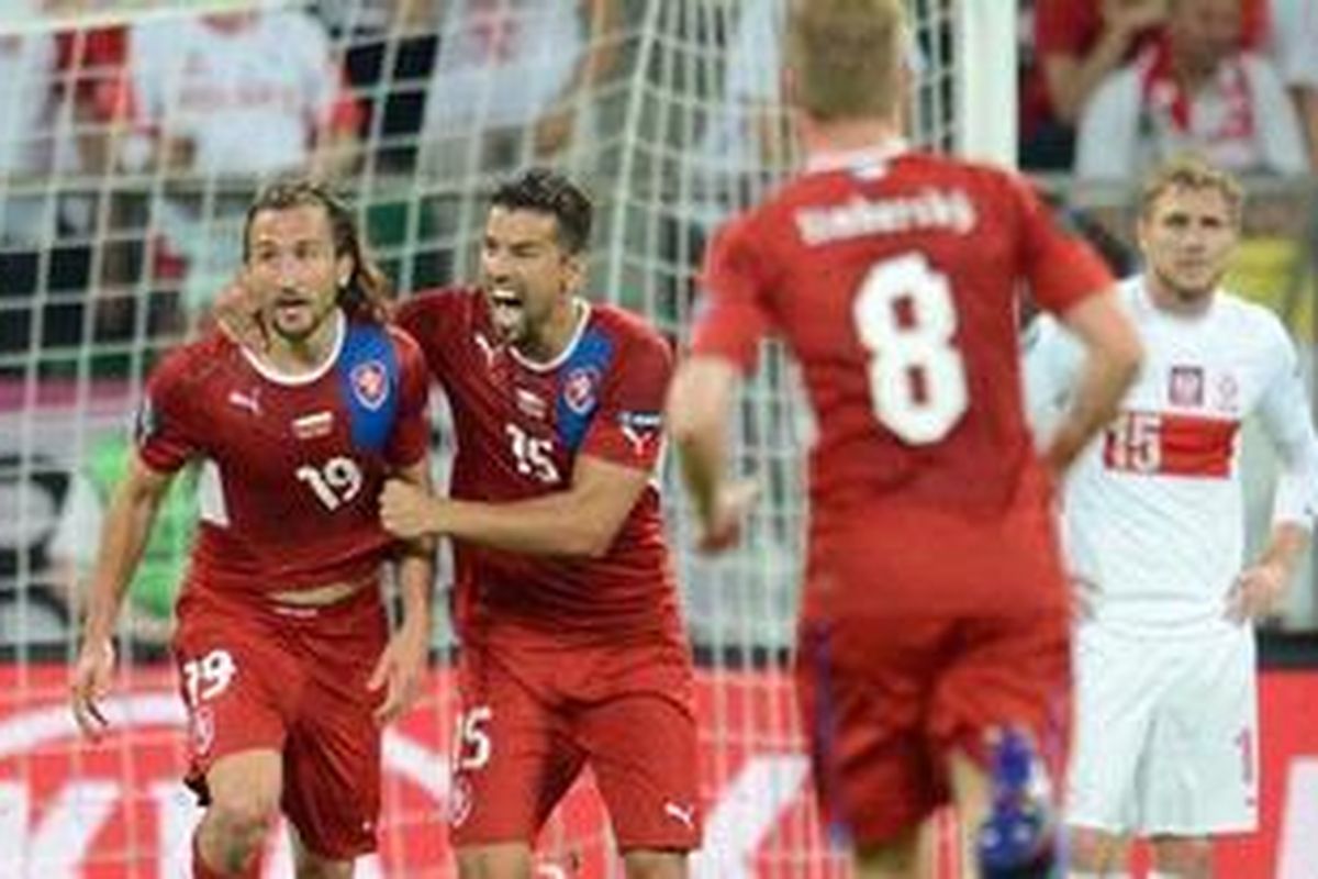 Gelandang Republik Ceko Petr Jiracek (kiri) merayakan golnya ke gawang Polandia bersama bomber Milan Baros dalam pertandingan terakhir Grup A di Stadion Municipal, Wroclaw, Sabtu (16/6/2012). 