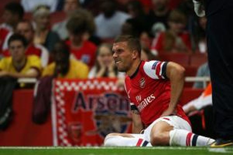 Gelandang Arsenal, Lukas Podolski, menderita cedera hamstring saat melawan Fenerbahce pertandingan leg 2 Liga Champions di Emirates Stadium, Rabu (28/8/2013) dini hari WIB.