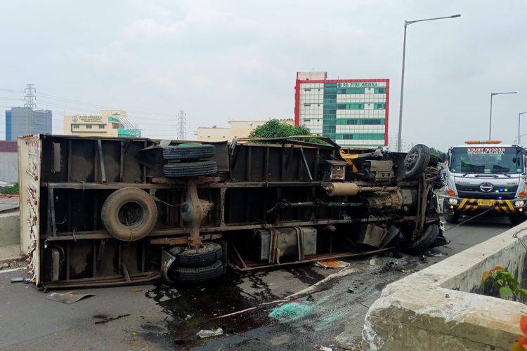 Truk terguling di ruas Jalan tol arah Tanjung Priok,.Jakarta Utara, Jumat (18/2/2022) sekitar pukul 13.00 WIB.
