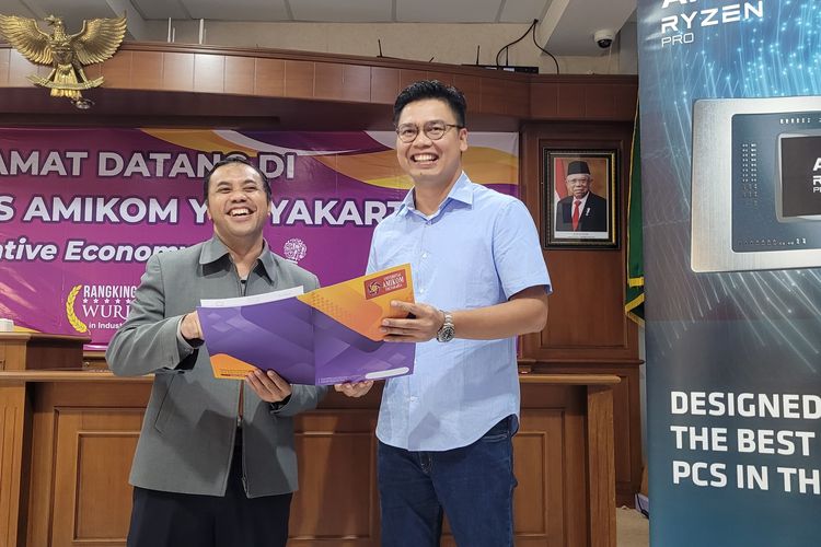 (ki-ka) Arief Setyanto, Wakil Rektor 4 Bagian Kerja Sama Nasional dan Internasional Universitas AMIKOM Yogyakarta Brando Lubis, Commercial Lead AMD Indonesia dalam acara kerja sama teknologi antara AMD dan Universitas AMIKOM Yogyakarta di Yogyakarta, Senin (4/3/2024).