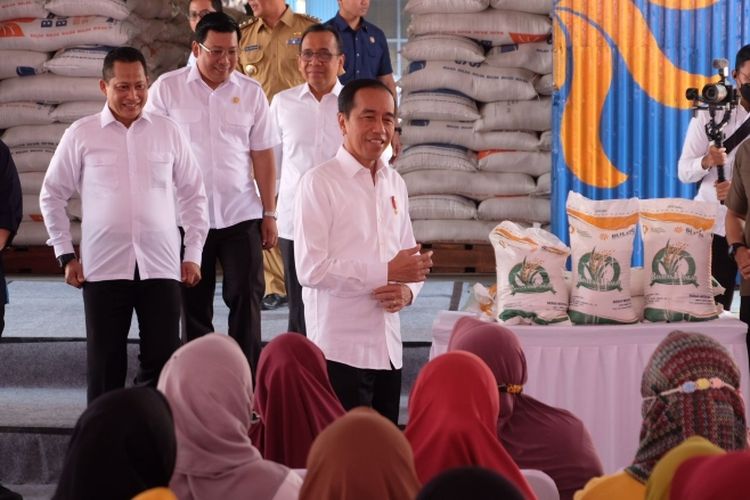 Presiden Joko Widodo menginstruksikan penyaluran beras Bantuan Pangan tahap II dilakukan lebih awal.