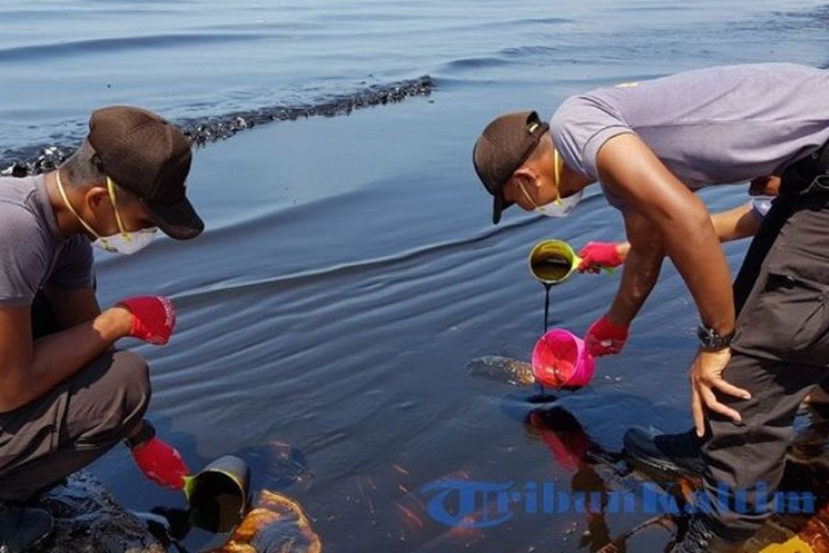 Sebanyak 259 aparat keamanan dikerahkan membersihkan tumpahan minyak di sepanjang Pantai Monpera hingga Pelabuhan Semayang, Senin (2/4/2018).