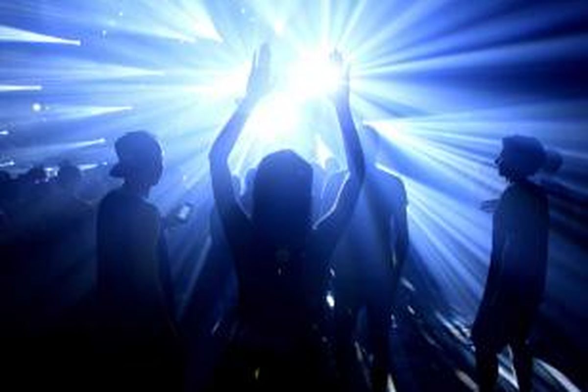 Penonton larut dalam kemeriahan Djakarta Warehouse Project 2015 di JI Expo, Kemayoran, Jakarta, Jumat (11/12/2015) malam. Pertunjukan yang berlangsung selama dua hari ini dimeriahkan oleh aksi panggung antara lain Jack U, Major Lazer, dan R3HAB.