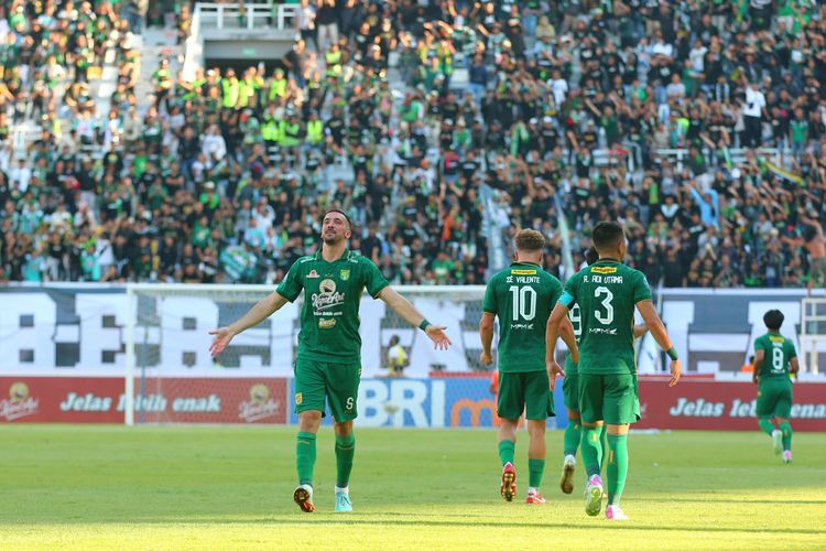 Selebrasi Dusan Stevanovic usai mencetak gol dalam laga pekan ke-13 Liga 1 2023-2024 antara Persebaya vs Arema FC di Stadion Gelora Bung Tomo, Sabtu (23/9/2023).