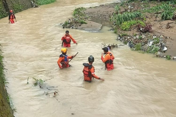 Pencarian TIM SAR Gabungan di Sekitar Sungai Celeng, Imogiri Kamis (13/1/2022)