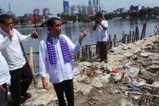 Jokowi Tersenyum Puas Lihat Waduk Tomang Barat