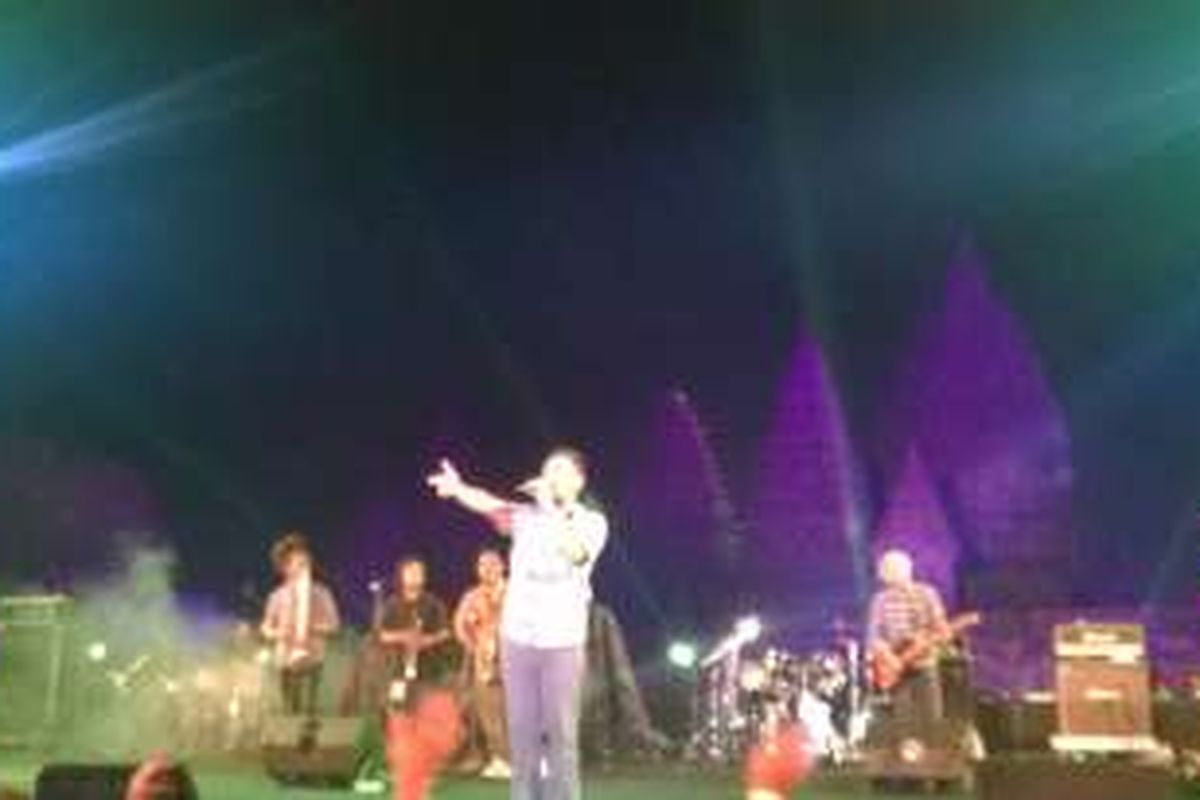 Band ska asal Yogyakarta, Shaggydog tampil dalam acara Prambanan Jazz 2016 di kompleks Candi Prambanan, Yogyakarta, Sabtu (20/8/2016) malam.