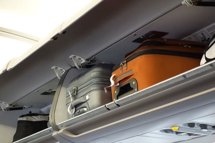 Ilustrasi bagasi di kabin pesawat.