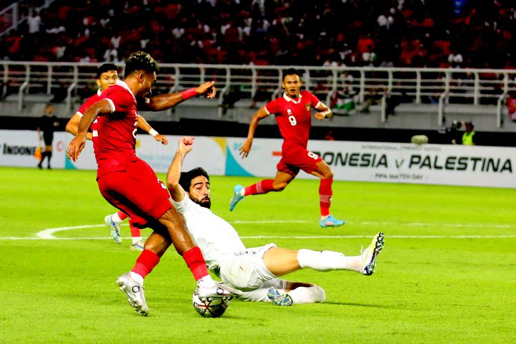 Pemain Timnas Indonesia Yakob Sayuri dihadang pemain Palestina saat pertandingan FIFA Matchday yang berakhir dengan skor 0-0 di Stadion Gelora Bung Tomo Surabaya, Rabu (14/6/2023) malam.