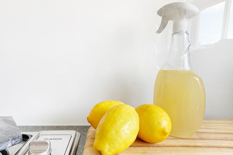 Ilustrasi air perasan lemon sebagai produk pembersih alami.
