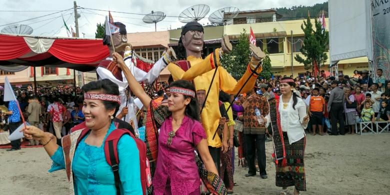 Patung kayu Sigale-gale menari tor-tor dalam Pembukaan Festival Danau Toba 2016 di Muara, Tapanuli Utara, Sumatera Utara, Jumat (9/9/2016) sore.