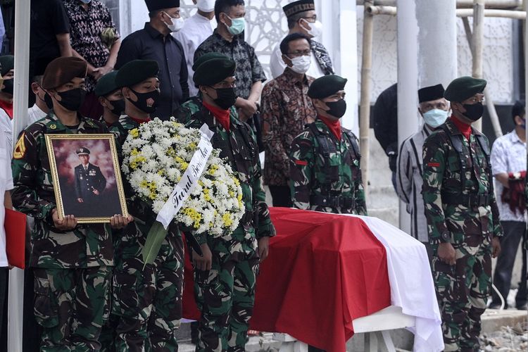 Prajurit TNI melakukan upacara pelepasan jenazah almarhum Letjen TNI (Purn) Sudi Silalahi di Jatiwarna Indah, Bekasi, Jawa Barat, Selasa (26/10/2021). Mantan Menteri Sekretaris Negara (Mensesneg) Letjen TNI (Purn) Sudi Silalahi pada era Presiden Susilo Bambang Yudhoyono (SBY) tersebut wafat pada Senin (25/10/2021) pukul 23.50 WIB di RSPAD Gatot Soebroto dan akan dimakamkan di TMP Kalibata. ANTARA FOTO/Asprilla Dwi Adha/wsj.