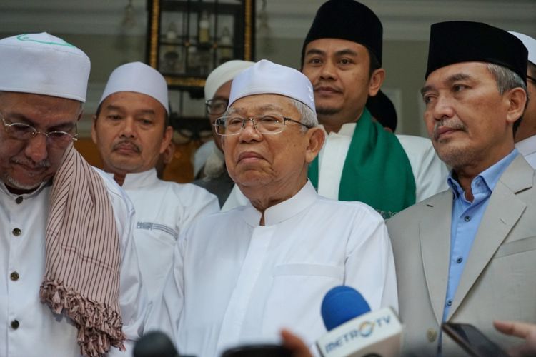 Calon wakil presiden nomor urut 01 Maruf Amin saat memberikan keterangan seusai menggelar pertemuan dengan puluhan  habib dan ulama di Rumah Situbondo, kawasan Menteng, Jakarta Pusat, Sabtu (6/10/2018).