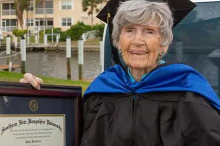 Joan Donovan, lulusan master di usia 89 tahun.