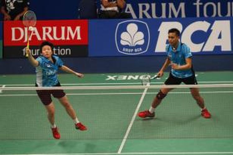 Pasangan ganda campuran Indonesia, Tontowi Ahmad/Liliyana Natsir, bertahan dari serangan ganda Hongkong, Lee Chun Hei Reginald/Chau Hoi Wah, pada babak pertam BCA Indonesia Open Superseries Premier 2015 di Istora, Jakarta, Selasa (2/6/2015).