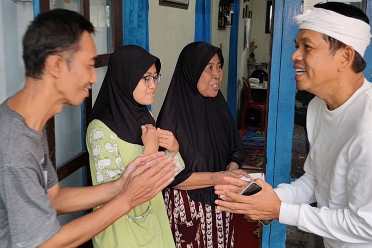 Dedi Mulyadi melayat ke rumah Yayan Risdianto, petugas KPPS yang meninggal dunia, di Kelurahan Cijoho, Kecamatan Kuningan, Kabupaten Kuningan, Jawa Barat, pada Minggu (18/2/2024).