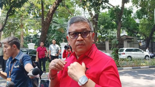 Hasto Sindir Anies-Cak Imin yang Tak Disiplin Waktu Saat Mendaftar ke KPU