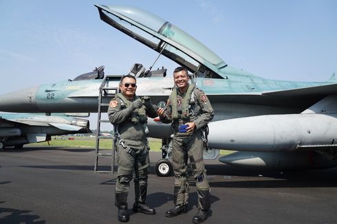 Jenderal Dudung Terima Wing Kehormatan Penerbang Kelas I TNI AU