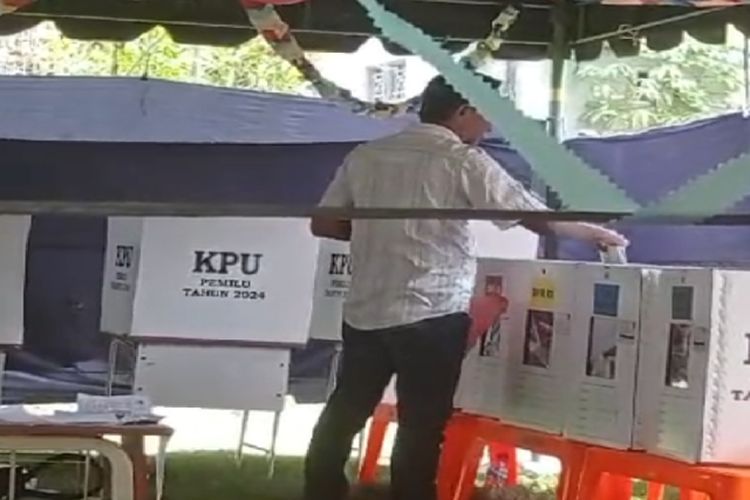Seorang calon anggota legislatif di Pidie Jaya, Aceh, memasukkan beberapa surat suara dari kantong plastik yang dibawanya ke dalam kotak suara.
