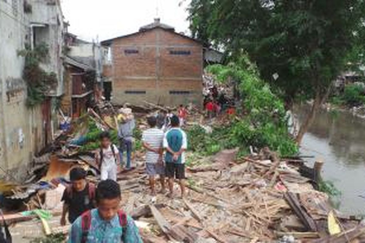 Pemukiman warga Kampung Pulo yang rata dengan tanah setelah digusur. Rencananya, penertiban akan dilakukan lagi besok. Kamis (20/8/2015).