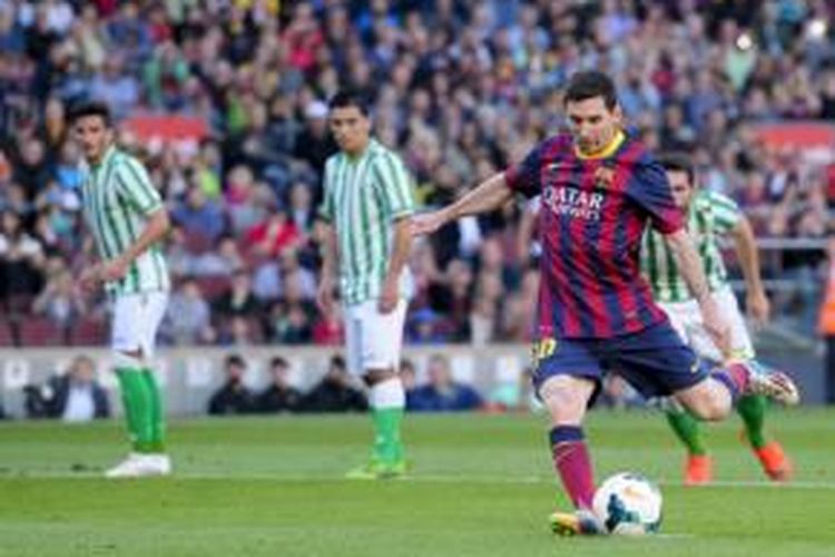 Striker Barcelona, Lionel Messi, mengeksekusi penalti yang berbuah gol ke gawang Real Betis pada laga Primera Division di Stadion Camp Nou, Barcelona, Sabtu (4/4/2014).