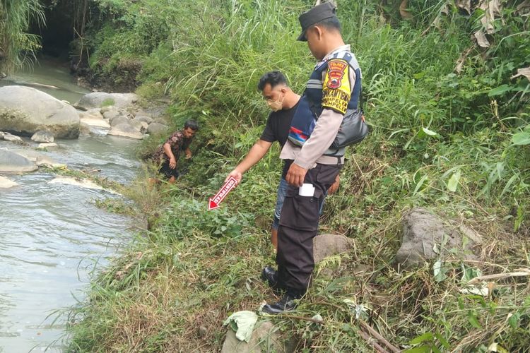 LOKASI TENGGELAM—Warga menujukkan lokasi tenggelamnya Gito Ratmono di Sungai Galok,  Dusun Bayeman, Kelurahan Giriharjo, Kecamatan Puhpelem, Kabupaten Wonogiri, Jawa Tengah, Kamis (5/1/2023