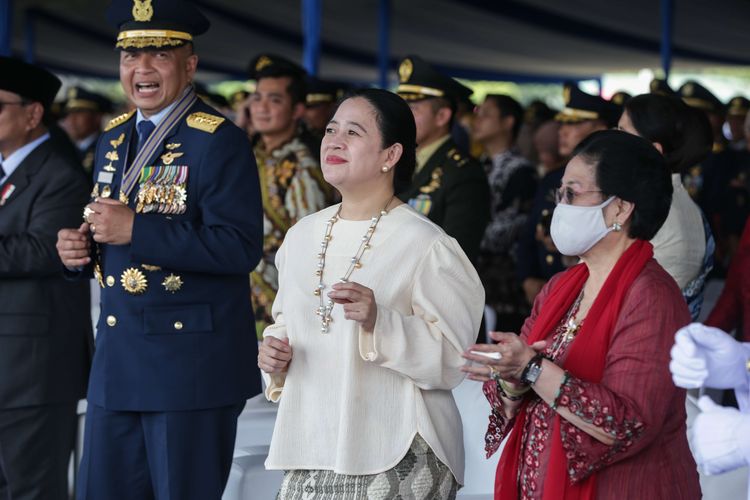 Sejumlah tokoh Ketua DPR Puan Maharani (kedua dari kanan) dan Presiden kelima RI Megawati Soekarnoputri (kanan) berjoget bersama saat perayaan HUT ke-77 TNI Angkatan Udara di Lanud Halim Perdanakusuma, Jakarta, Migu (9/4/2023).
