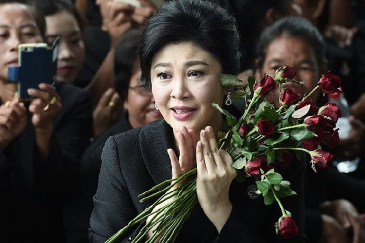 Mantan Perdana Menteri Thailand, Yingluck Shinawatra, berbicara kepada media saat ia tiba di  Mahmakah Agung di Bangkok, 21 Juli 2017.
