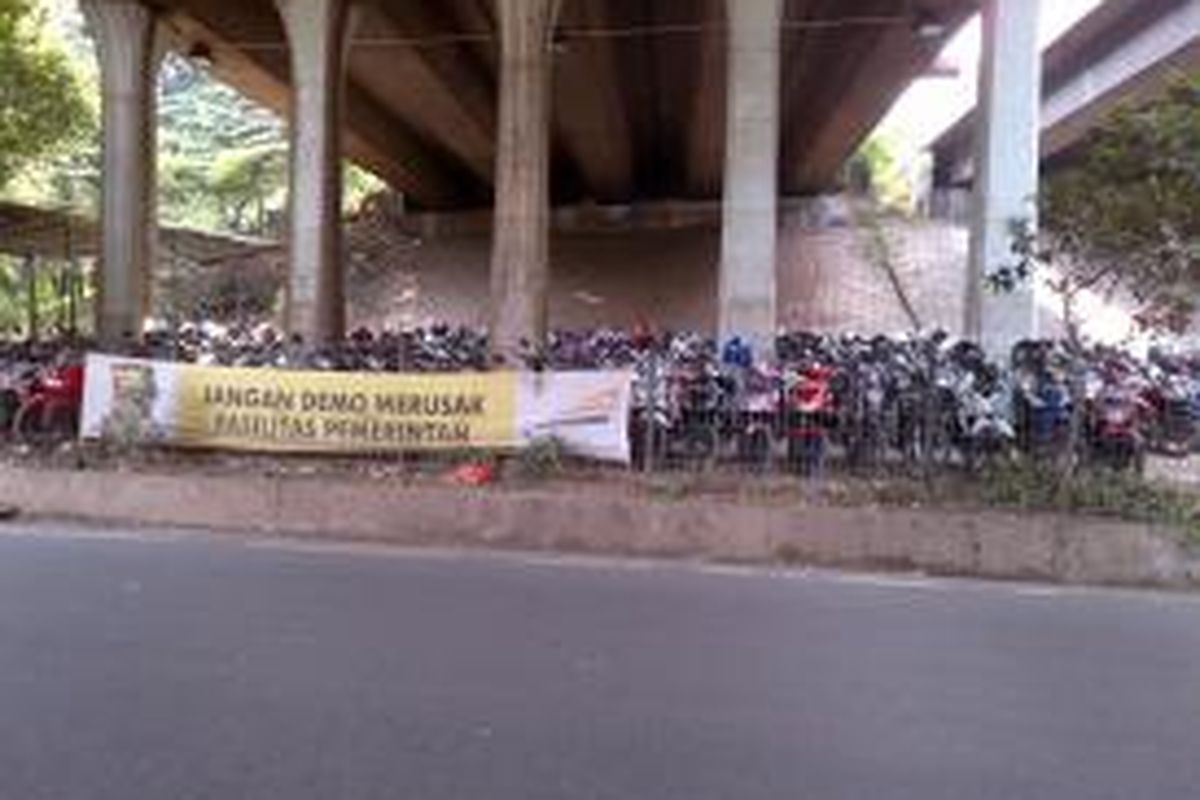 Puluhan sepeda motor terparkir secara liar di bawah jembatan (flyover) Cakung, Jakarta Timur.