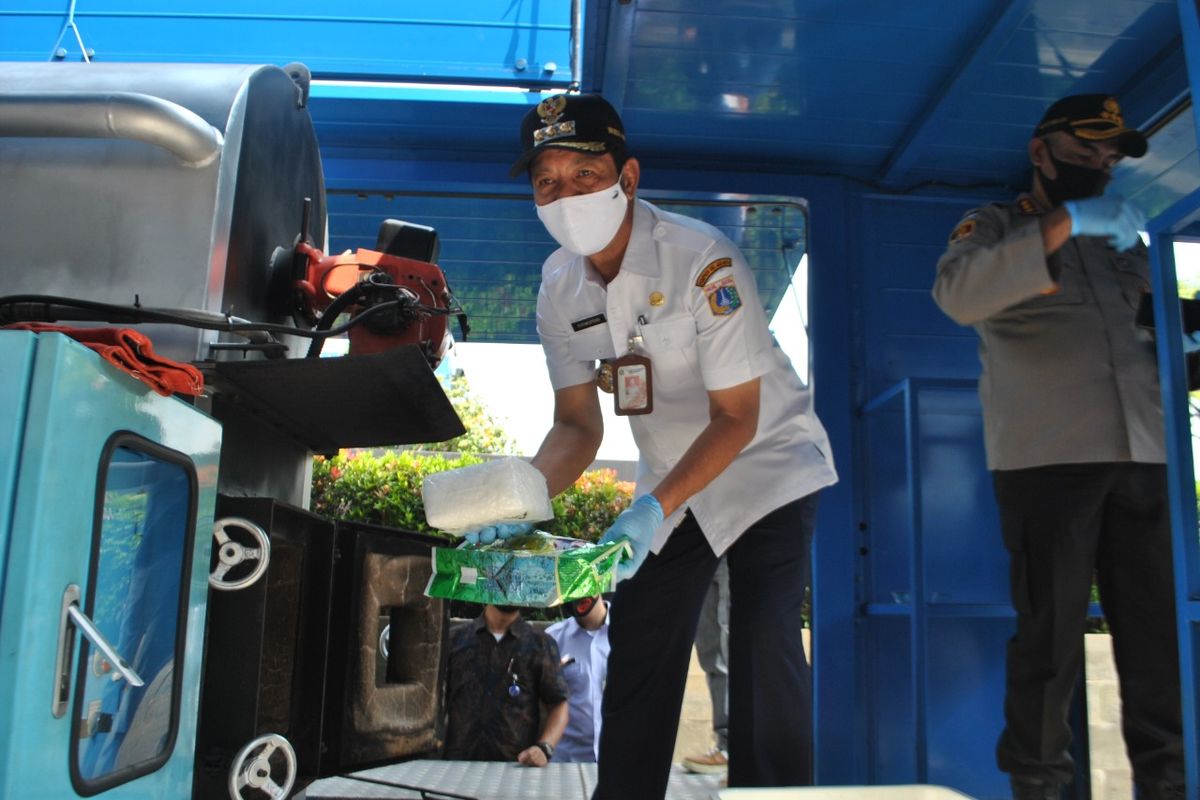 Wali Kota Jakarta Barat Rustam Effendi didampingi Kapolres Metro Jakbar Kombes Pol Audie S Latuheru memasukkan barang bukti narkoba kedalam mobil incinerator di Polres Metro Jakbar, Rabu (10/6/2020) 