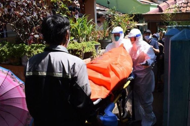 Petugas mengevakuasi jenazah korban Covid-19 di Bandung pada 28 Juli 2021.