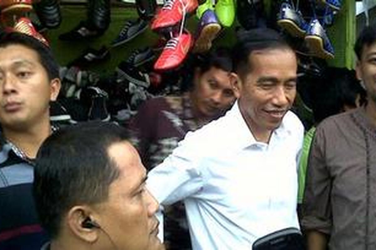 Gubernur DKI Jakarta Joko Widodo meninjau Pedagang Kaki Lima (PKL) di kawasan Terminal Blok M, Jakarta Selatan, Selasa (8/1/2013).