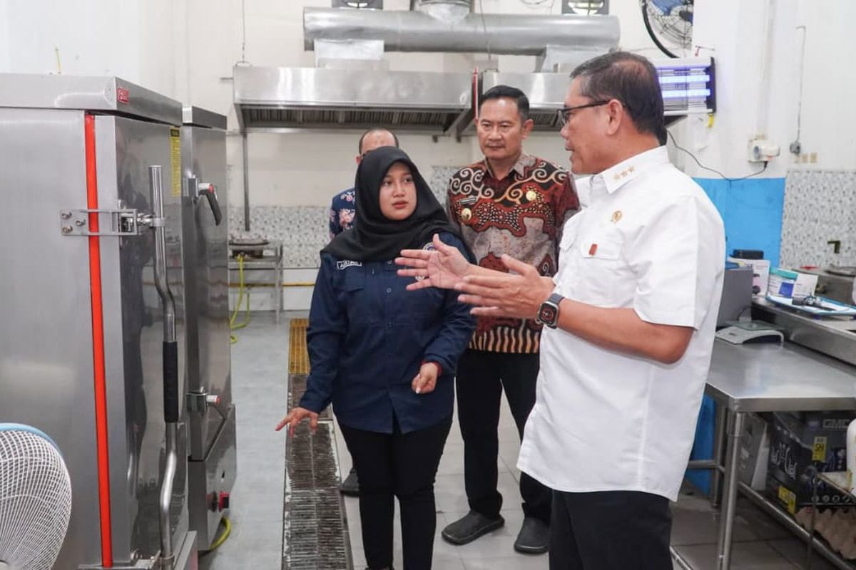 Kepala Kantor Staf Presiden Republik Indonesia (RI) Letjen TNI (Purn) AM Putranto (kanan) dan Bupati Lammongan Yuhronur Efendi (tengah), saat meninjau SPPG Miftahul Jinan yang berada di Jalan Kinameng Indah nomor 57, Lamongan, Jawa Timur, Kamis (21/8/2025).