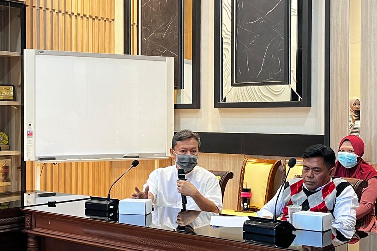 Direktur utama PT Tri Karya Graha Utama, Setya Budijanto dalam mediasi lanjutan kasus dugaan penipuan pembelian apartemen The Frontage di Ruang Rapat Sekda, Balai Kota Surabaya, Senin (21/7/2025).