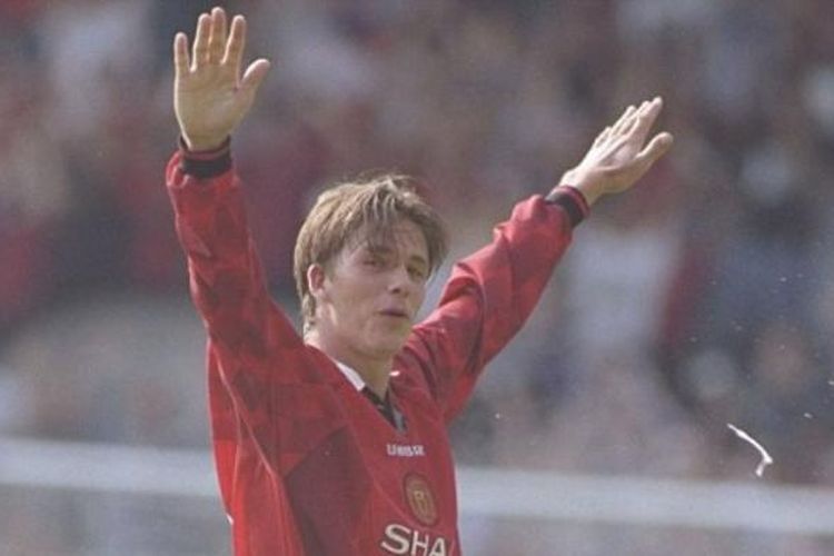 David Beckham mencetak gol dari jarak jauh ke gawang Wimbledon pada pertandingan perdana musim 1996-1997