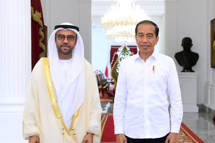Presiden Joko Widodo saat menerima Duta Besar Uni Emirat Arab (UEA) untuk Republik Indonesia, Abdulla Salem Al Dhaheri, di Istana Merdeka, Jakarta, pada Selasa (4/4/2023).