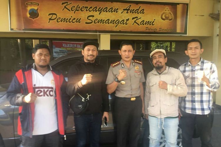 Kapolresta Solo Kombespol Ribut Hari Wibowo bersama perwakilan Bonek dan Pasopati Solo berfoto bersama usai menggelar kesepakatan di Mapolresta Solo.