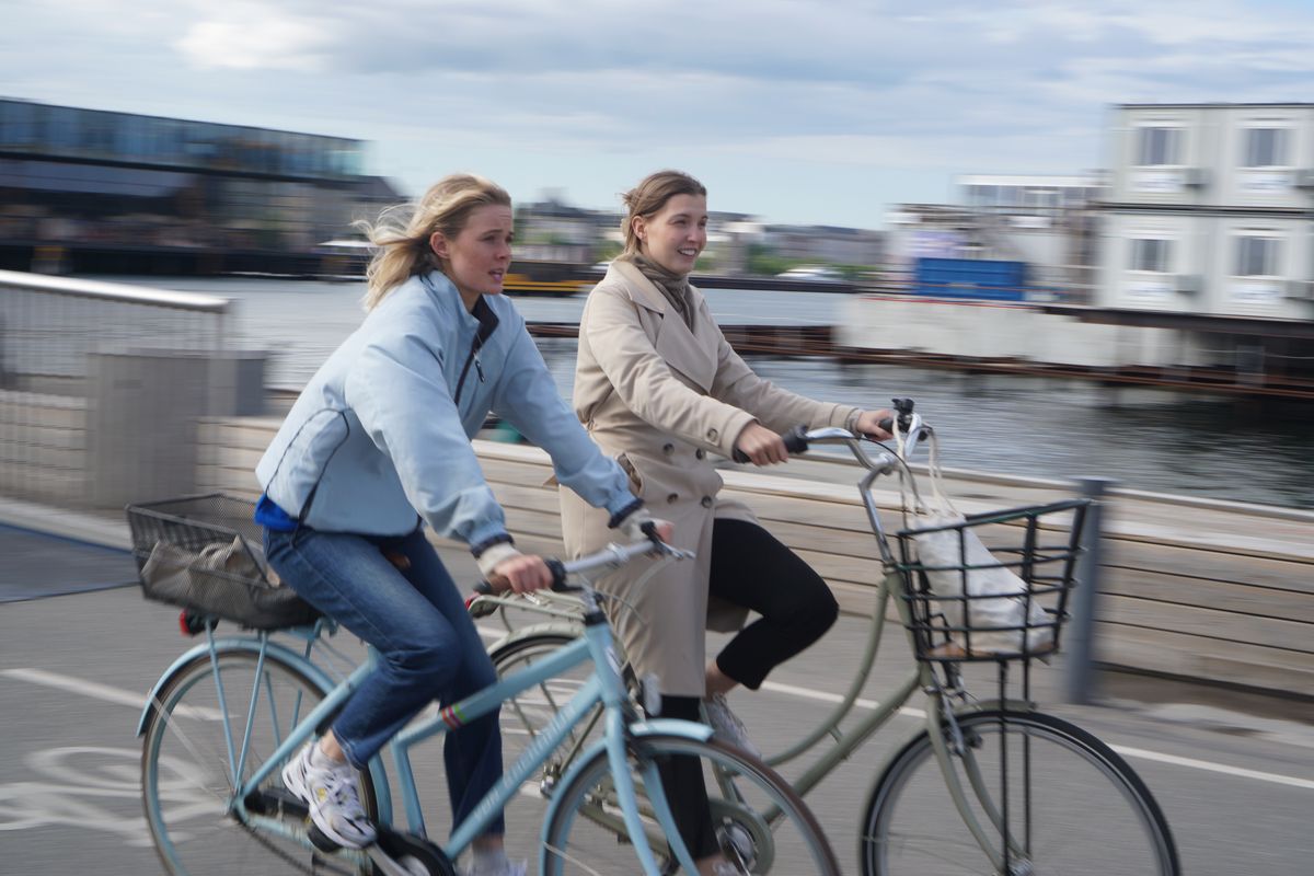 Suasana bersepeda di salah satu kawasan di Kota Kopenhagen, Denmark, pada Minggu (29/6/2022). Kopenhagen telah lama dianugerahi gelar sebagai kota ramah pesepeda sedunia, berkat dukungan infrastruktur dan juga ketertiban warganya.