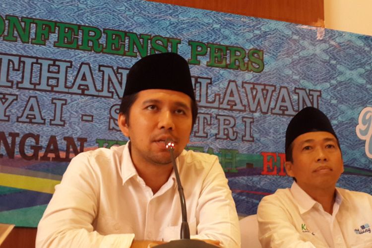 Bakal calon wakil gubernur Jawa Timur, Emil Elistianto Dardak, dalam konferensi pers saat menghadiri pembekalan relawannya di Kota Malang, Minggu (28/1/2018).