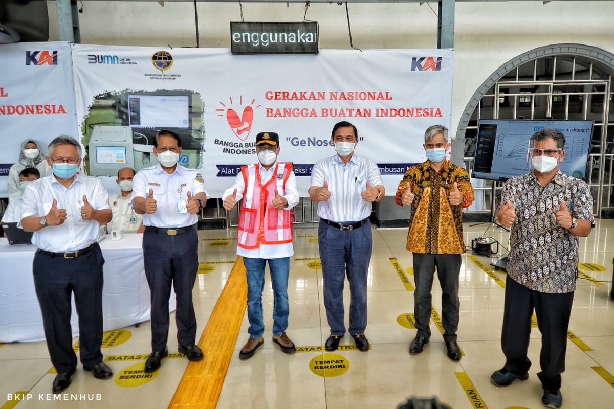 Menteri Koordinator Bidang Maritim dan Investasi Luhut Binsar Pandjaitan bersama Menteri Perhubungan Budi Karya Sumadi usai memantau penerapan alat pendeteksi Covid-19 GeNose di Stasiun Senen, Jakarta, Sabtu (23/1/2021).