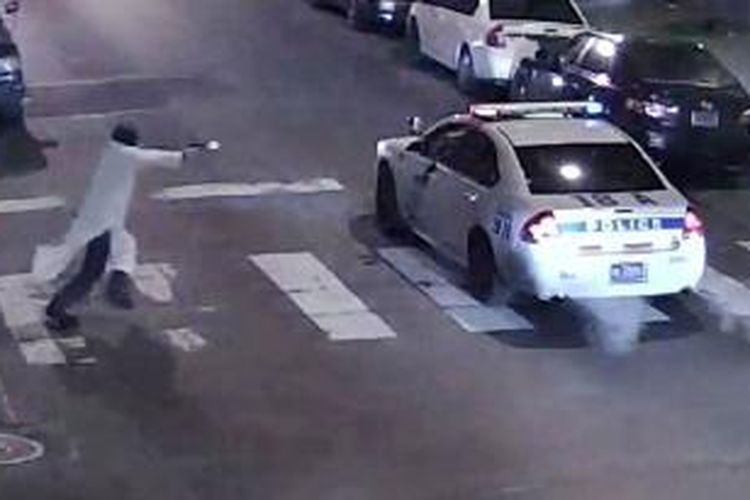 Seorang pria yang diduga pendukung ISIS tampak menembak polisi Philadelphia, AS.