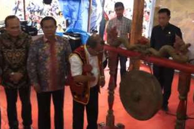 Wali Kota Gunungsitoli Lakhomizaro Zebua memukul gong sebanyak 5 kali tanda dibukanya Pesta Ya'ahowu secara resmi yang disaksikan para bupati dan tokoh masyarakat di Kepulauan Nias, Sumatera Utara, Jumat (25/11/2016).
