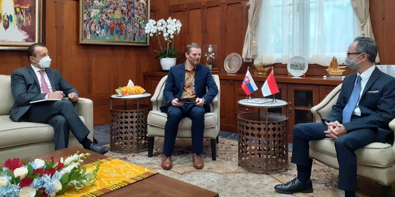 Indonesia's Deputy Foreign Minister Mahendra Siregar (right) meets his Slovak counterpart State Secretary at the Foreign and European Affairs Ministry Martin Klus (center) at the Foreign Affairs Ministry building in Jakarta on Thursday, April 21, 2022. Also present was Slovakia's Ambassador to Indonesia Jaroslav Chlebo (left). The Slovak State Secretary at the Foreign and European Affairs Ministry is on his three-day official visit to Indonesia from April 20-23, 2022.  
