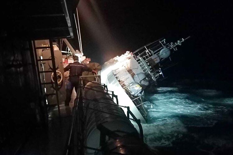 Dalam foto yang disediakan oleh Angkatan Laut Kerajaan Thailand ini, daftar kapal perang korvet HTMS Sukhothai di lepas pantai provinsi Prachuap Khiri Khan, Thailand, Minggu, 18 Desember 2022.