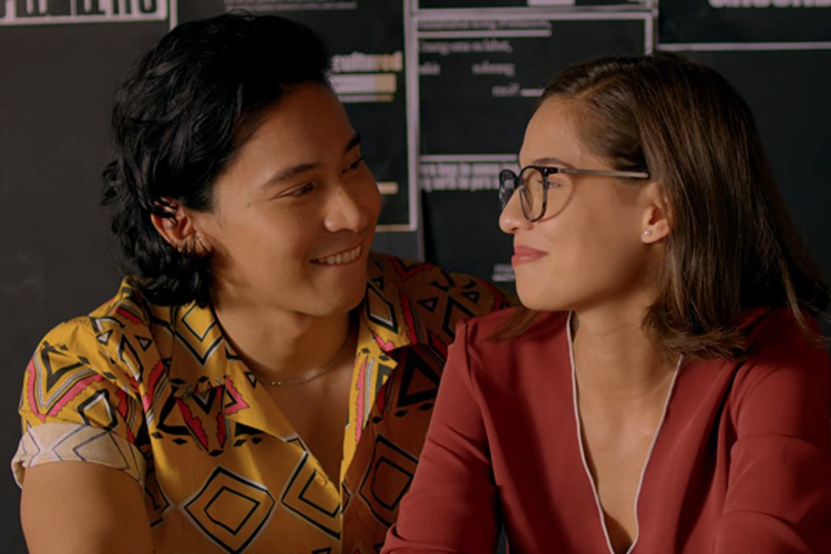 Enchong Dee dan Jasmine Curtis-Smith dalam salah satu adegan film Alter Me (2020).