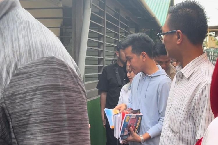 Calon wakil presiden (Cawapres) nomor urut 2, Gibran Rakabuming Raka blusukan dan bertemu warga di pemukiman pinggir Sungai Kapuas Pontianak, Kalimantan Barat (Kalbar) Minggu (17/12/2023). 