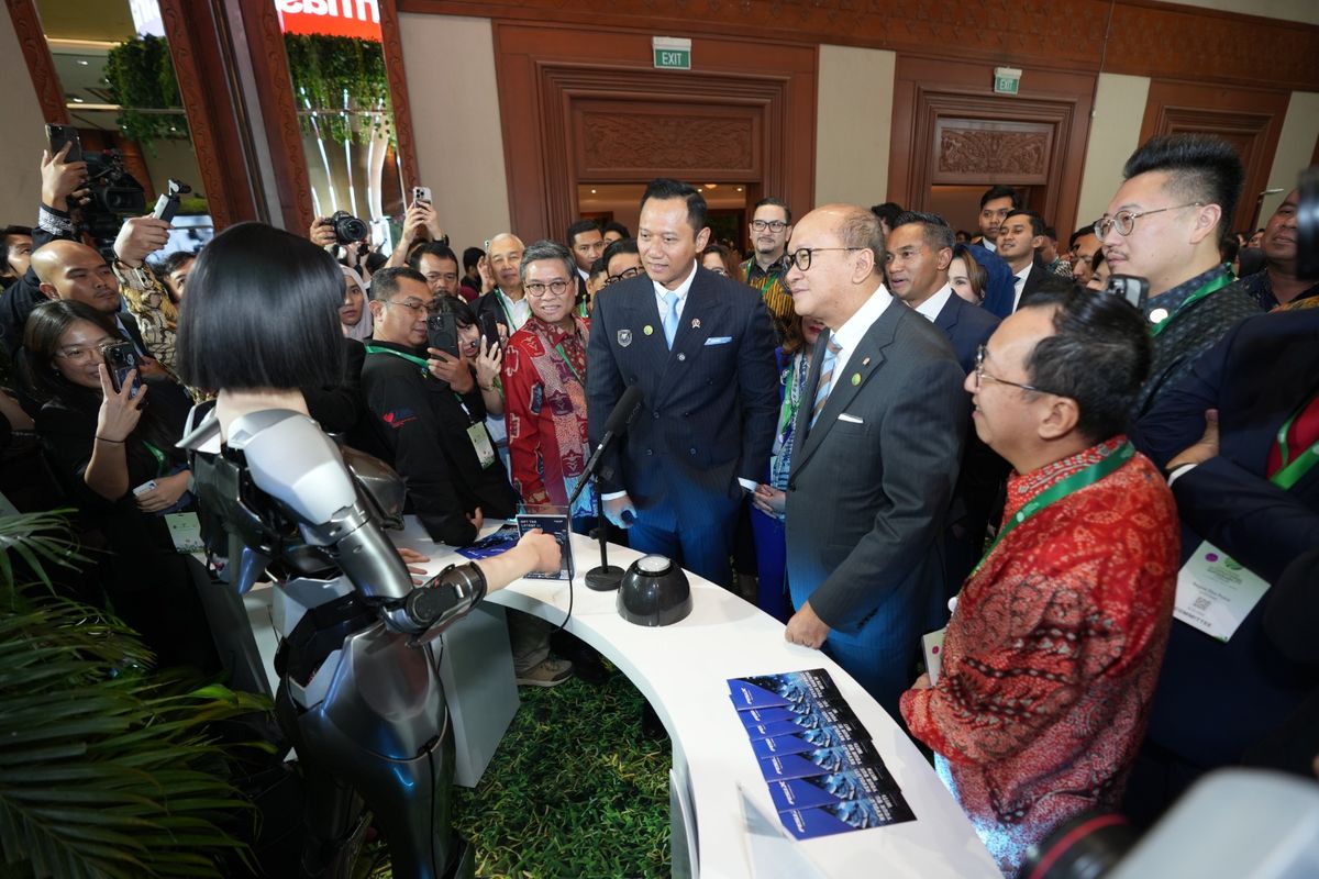 Menteri Koordinator Bidang Infrastruktur dan Pembangunan Kewilayahan Agus Harimurti Yudhoyono (AHY) dan Menteri Investasi dan Hilirisasi Rosan Roeslani menghadiri anjungan Sinar Mas di Indonesia International Sustainability Forum (IISF) 2025 di Jakarta Convention Center, Jumat (10/10/2025).